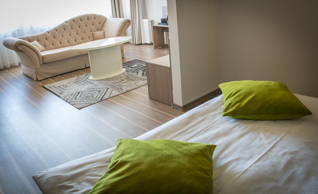 Hotel Srodmiejski Зелена Гура Екстер'єр фото
