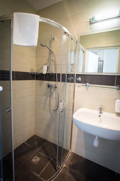 Hotel Srodmiejski Зелена Гура Екстер'єр фото