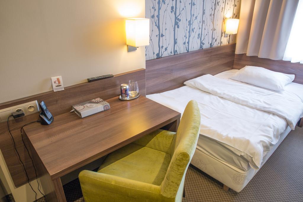 Hotel Srodmiejski Зелена Гура Екстер'єр фото