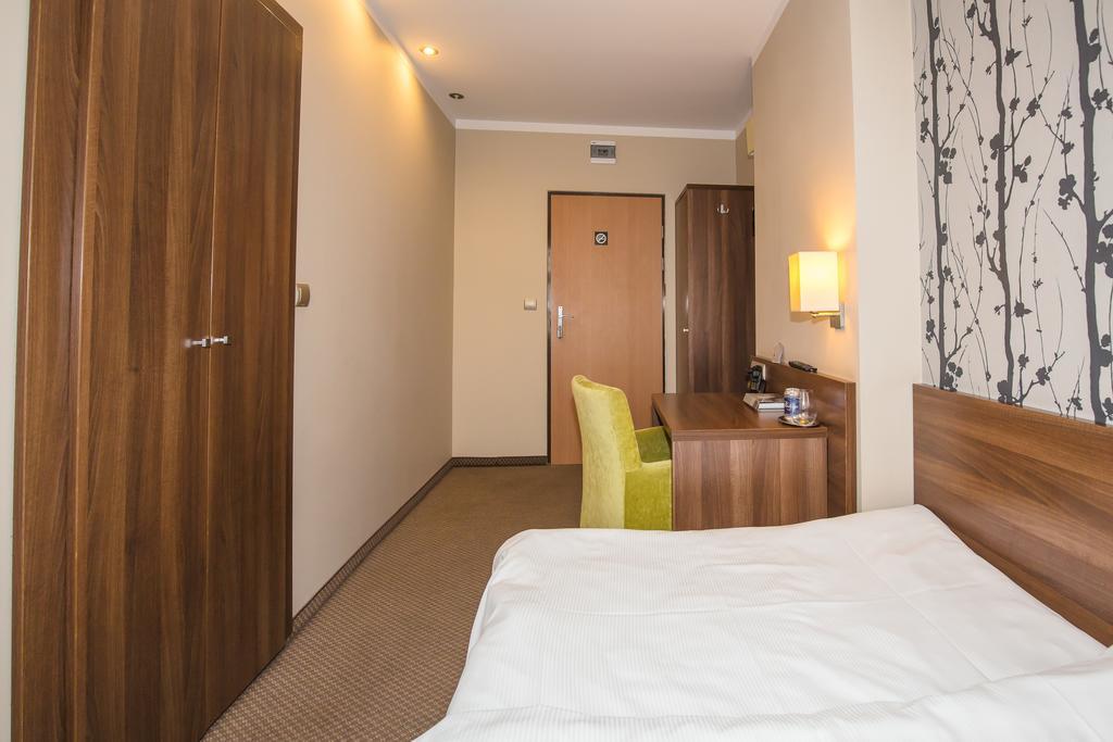 Hotel Srodmiejski Зелена Гура Екстер'єр фото