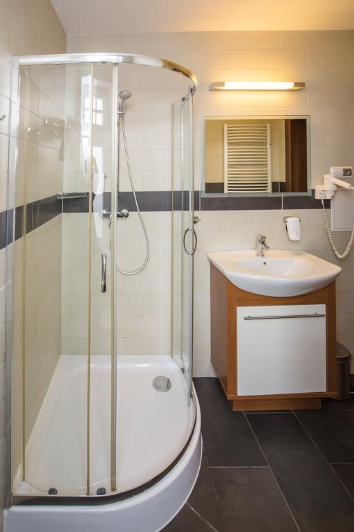 Hotel Srodmiejski Зелена Гура Екстер'єр фото