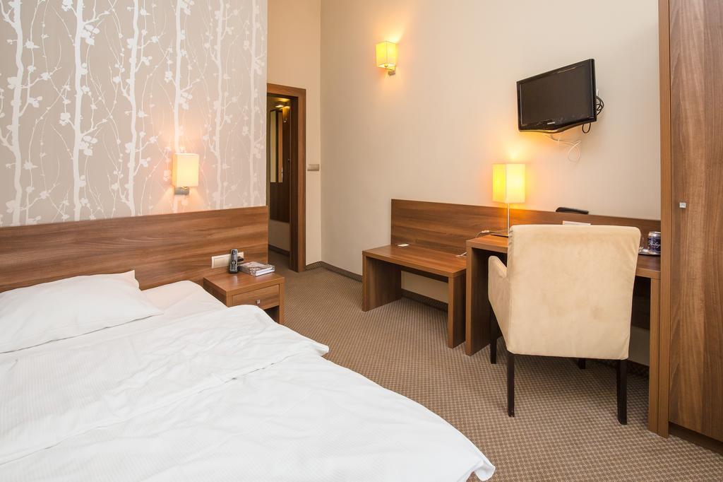 Hotel Srodmiejski Зелена Гура Екстер'єр фото