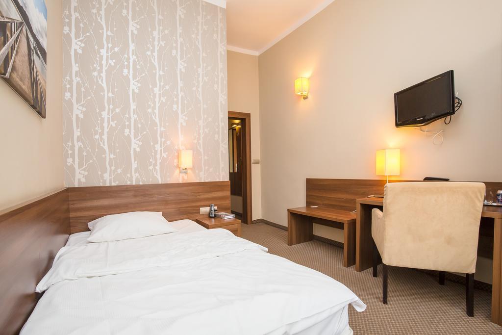 Hotel Srodmiejski Зелена Гура Екстер'єр фото