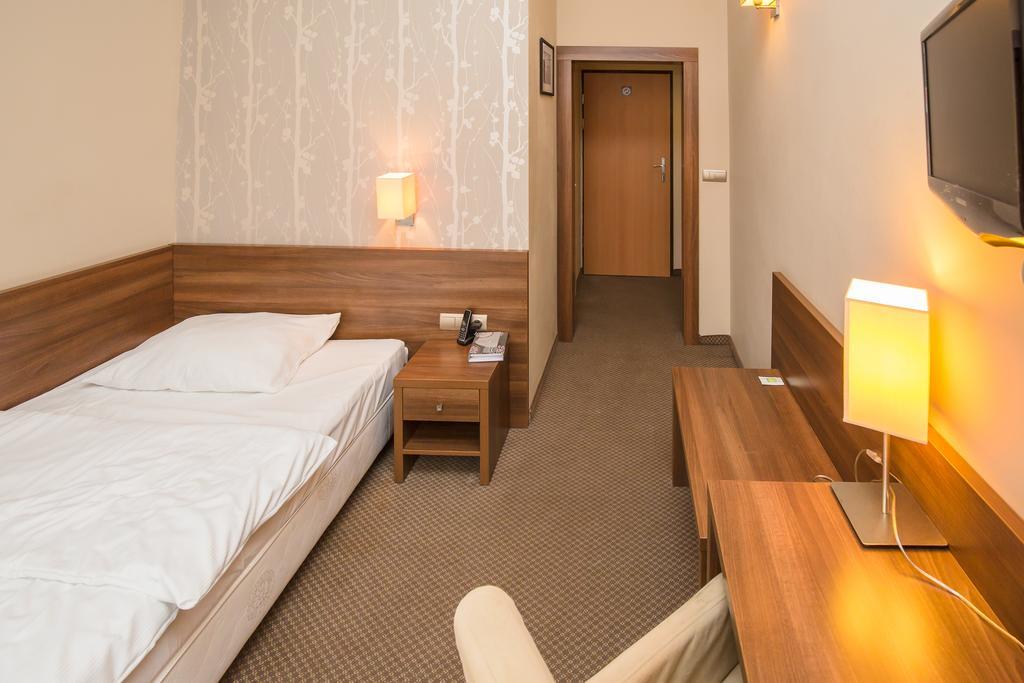 Hotel Srodmiejski Зелена Гура Екстер'єр фото