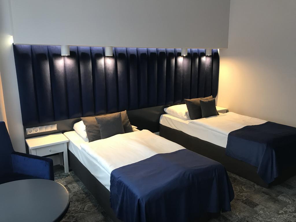 Hotel Srodmiejski Зелена Гура Екстер'єр фото